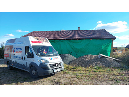 Izolace novostavby rodinného domu se sedlovou střechou v Holedeči